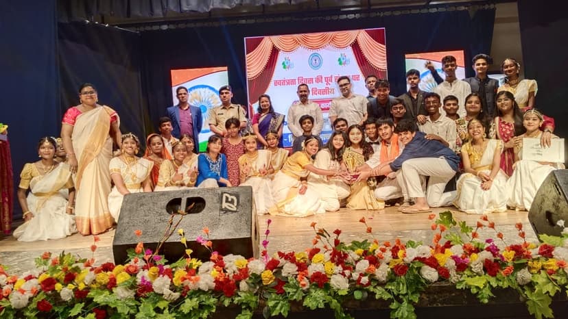 चाईबासा में स्वतंत्रता दिवस के पूर्व संध्या पर सांस्कृतिक कार्यक्रम, मंत्री दिपक बिरुवा हुए शामिल