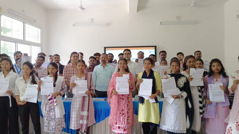 स्किल डेवलपमेंट सेंटर चाईबासा के युवाओं को नौकरी, मंत्री दीपक बिरुवा ने बांटे ऑफर लेटर