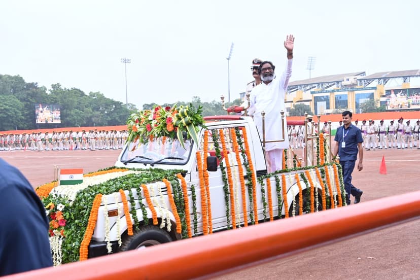 सीएम हेमंत सोरेन ने रांची में फहराया तिरंगा, संबोधन के दौरान गिनाई सरकार की उपलब्धियां