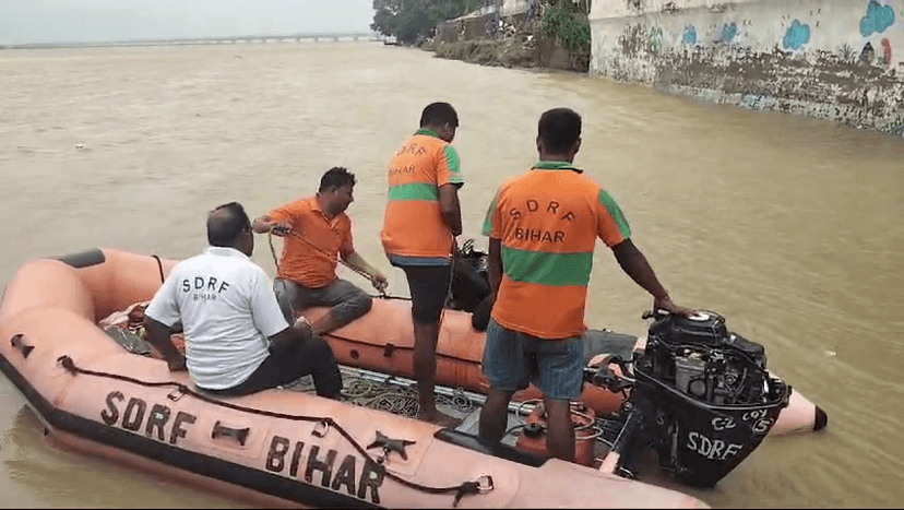 नाव से जा रहे थे स्कूल, चढ़ने के दौरान फिसल गया पैर, तलाश जारी