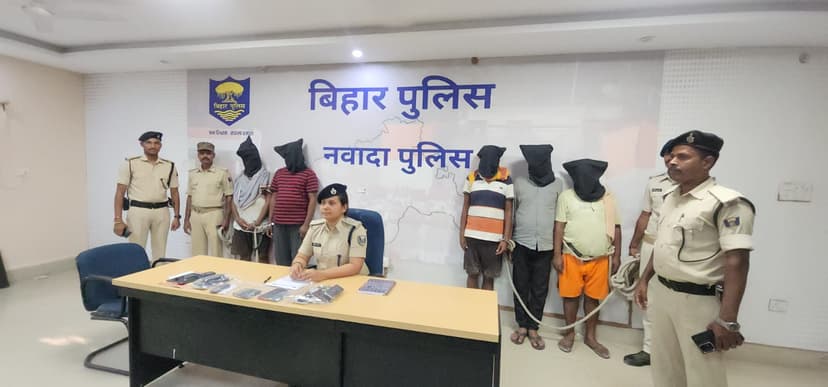 पुलिस ने 5 साइबर अपराधियों को किया गिरफ्तार, बगीचे में बैठकर लोगों को लगाते थे चूना