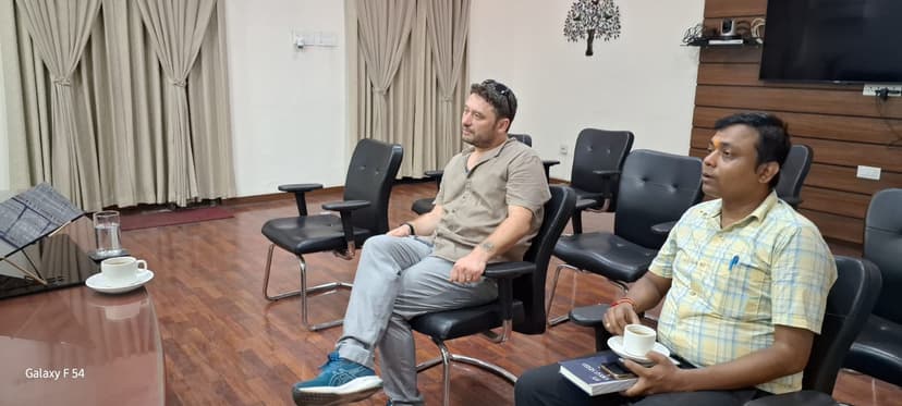 फॉर्म फैक्ट्री निदेशक और रोमानिया से आए व्यापारी के बीच मीटिंग, डीएम ने की अध्यक्षता, मखाना के एक्सपोर्ट पर विस्तार से हुई चर्चा