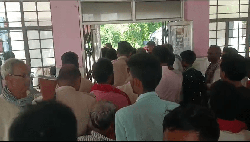 रामनगर पीएचसी में ग्रामीणों का बवाल, अस्पताल छोड़ भागे डॉक्टर