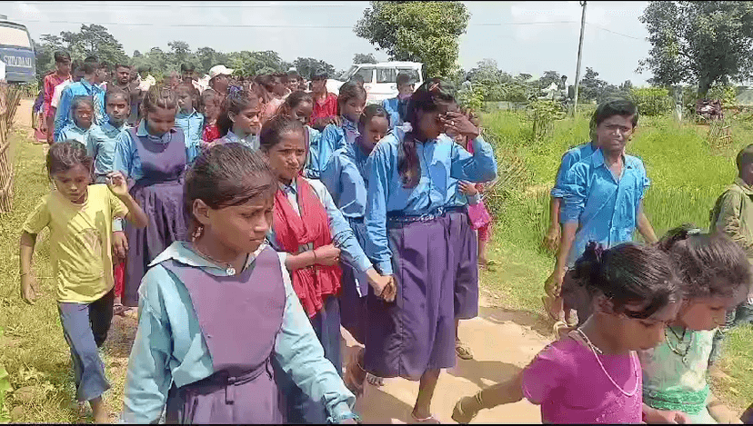 छात्रों से पहले शिक्षकों के MDM खाने का HM ने किया विरोध, जमकर बवाल