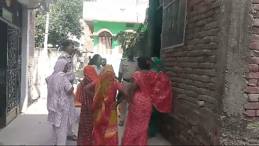एक घर पर की ताबड़तोड़ फायरिंग, घर में 4 बेटियों के साथ रहती है मां