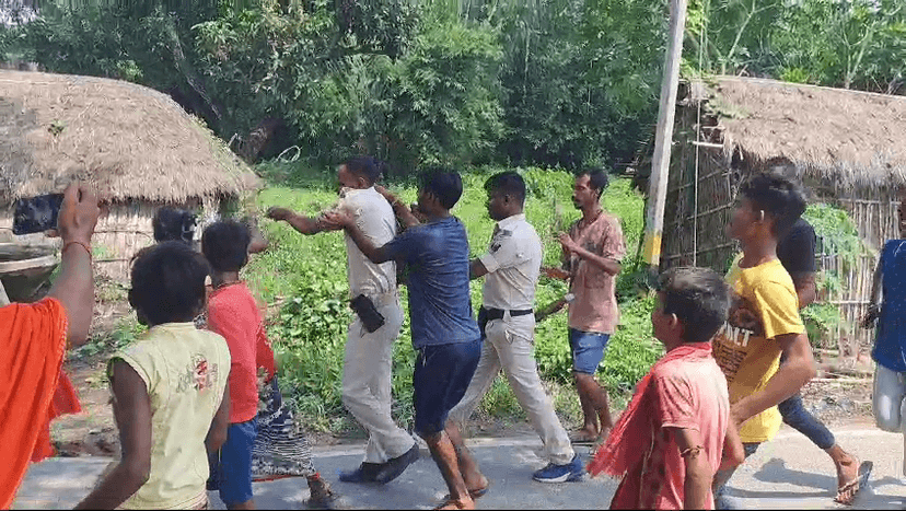 भीड़ ने पुलिस वालों को दौड़ा-दौड़ाकर पीटा, कई पुलिसकर्मी जख्मी