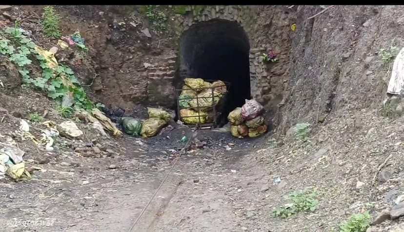धनबाद के बाघमारा में अवैध कोयले का कारोबार बदस्तूर जारी, BCCL की लापरवाही से सरकार को लग रहा करोड़ों का चूना