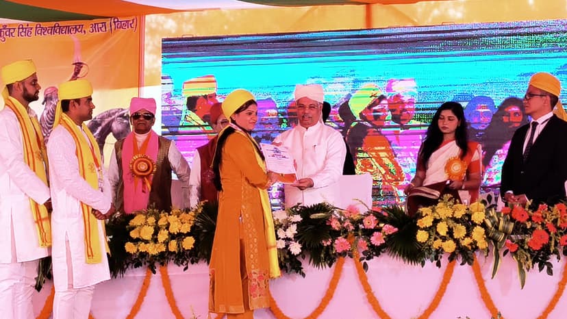 गवर्नर के हाथों टॉपर्स को मिला गोल्ड मेडल, छात्रों में दिखी खुशी
