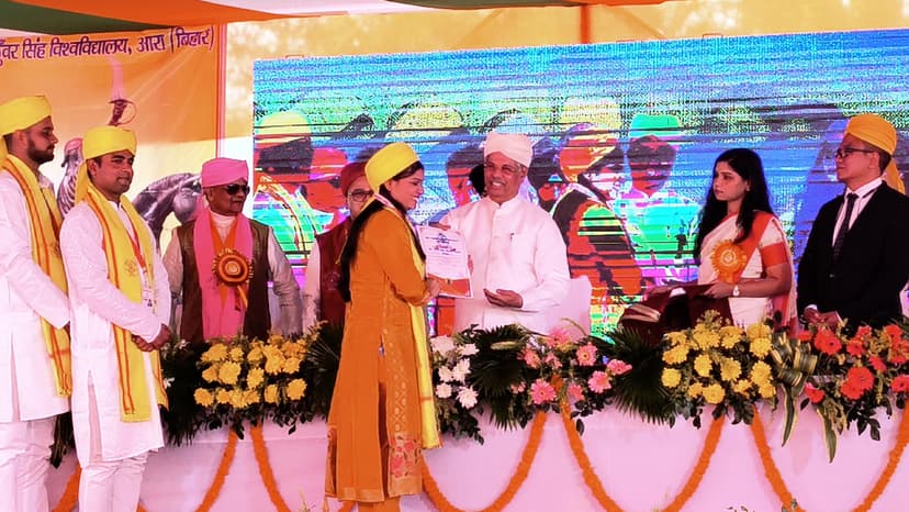 गवर्नर के हाथों टॉपर्स को मिला गोल्ड मेडल, छात्रों में दिखी खुशी