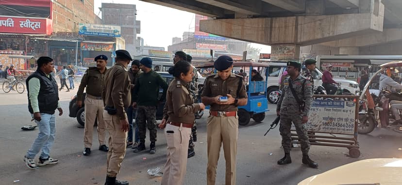 यातायात नियमों का उल्लंघन करने वाले वाहन चालकों का काटा ऑन द स्पॉट चालान