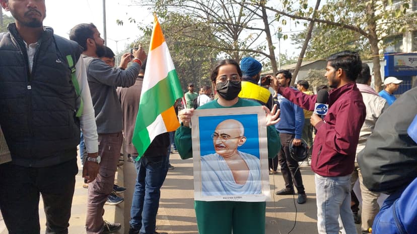 BPSC 70वीं परीक्षा रद्द करने की मांग तेज, हाथों में तिरंगा लेकर सड़क पर उतरे अभ्यर्थियों का हल्लाबोल, री-एग्जाम की मांग
