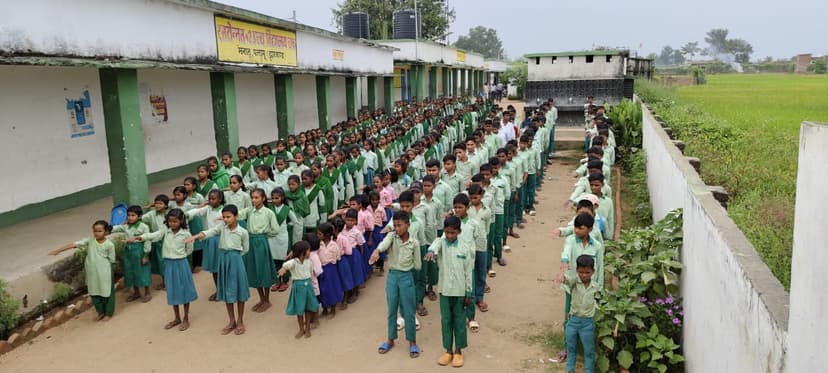1700 छात्रों के लिए 8 कमरे, सुविधाओं के अभाव में शिक्षा का भविष्य संकट में