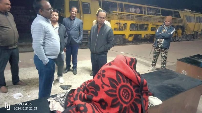 नवादा DM ने जरूरतमंदों के बीच बांटे कंबल, ठंड को लेकर एक्शन में आया जिला प्रशासन