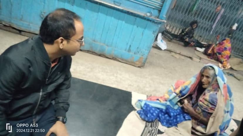 नवादा DM ने जरूरतमंदों के बीच बांटे कंबल, ठंड को लेकर एक्शन में आया जिला प्रशासन
