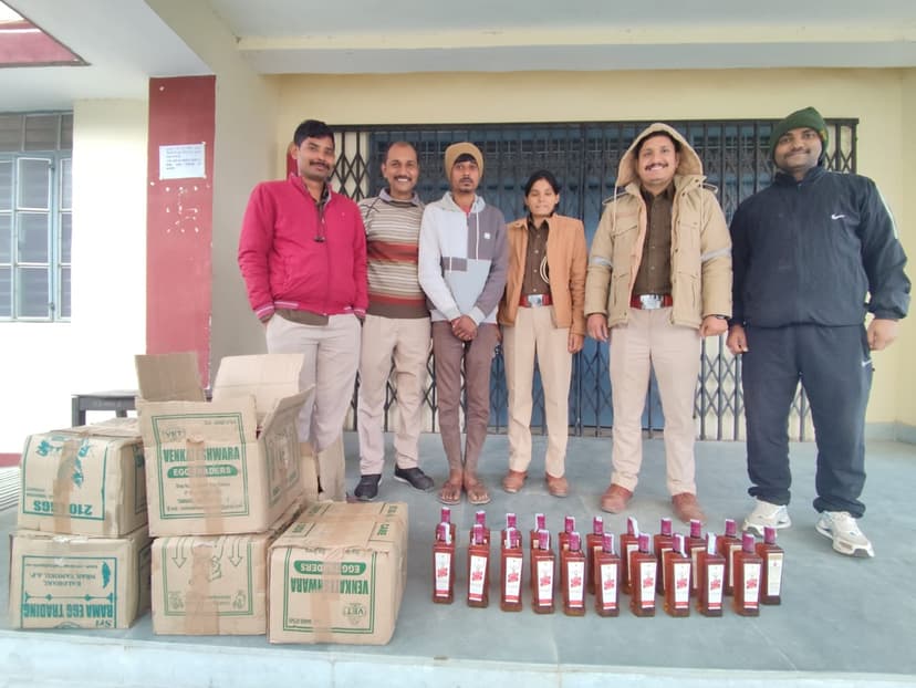 पड़ोसी के घर में शराब की खेप रख फंसाने की साजिश रचने वाला गिरफ्तार, तीन अरेस्ट, भारी मात्रा में शराब भी जब्त