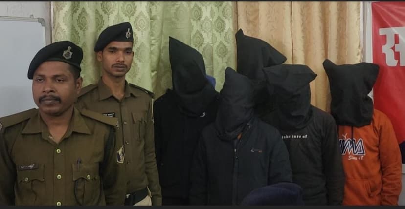 साइबर क्राइम के अड्डे पर नवादा पुलिस की दबिश, दबोचे गए 11 साइबर क्रिमिनल्स, लोन दिलाने के नाम पर करते थे ठगी