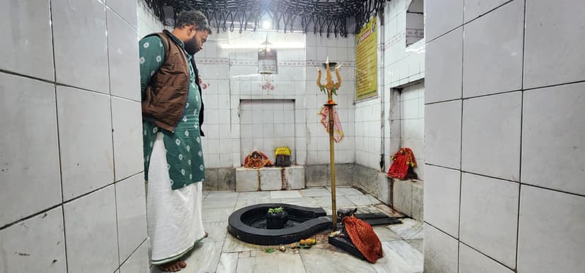 शिव मंदिर में की भीषण चोरी, इलाके के लोगों में रोष