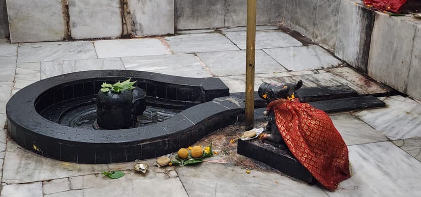 शिव मंदिर में की भीषण चोरी, इलाके के लोगों में रोष