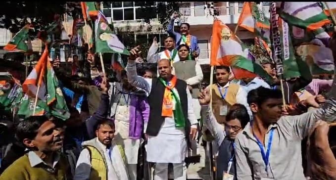महात्मा गांधी की मूर्ति पर माल्यार्पण कर अभियान का हुआ शुभारंभ