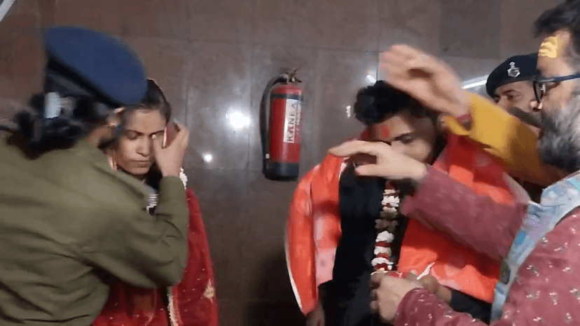 प्रेमिका की जिद के आगे झुकी POLICE,प्रेमी को पकड़ मंदिर में करायी शादी..