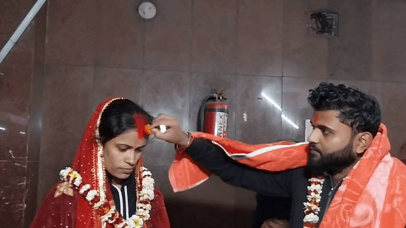 प्रेमिका की जिद के आगे झुकी POLICE,प्रेमी को पकड़ मंदिर में करायी शादी..