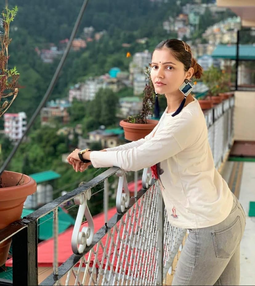 साड़ी का पल्लू गिरा फ्लॉन्ट किया फिगर, फोटो ने मचाई खलबली