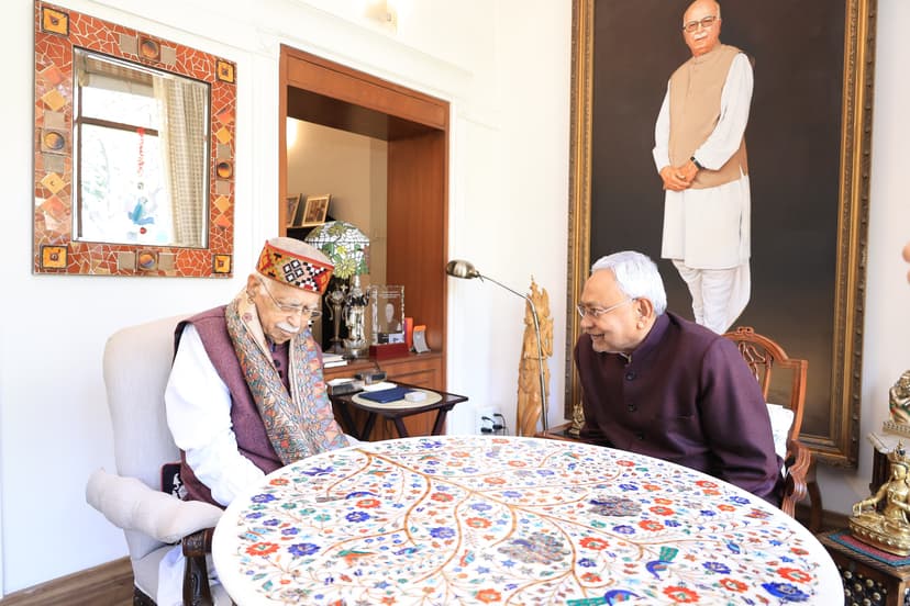 नीतीश कुमार ने पूर्व उप-प्रधानमंत्री लालकृष्ण आडवाणी से की मुलाकात,जानें क्या हुई बात..