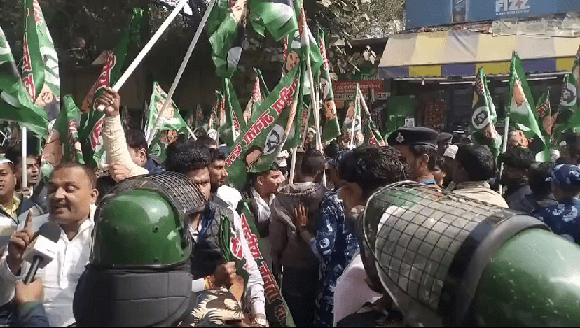 विधानसभा में MLA ,तो सड़क पर RJD कार्यकर्ता,पुलिस ने जबरदस्ती हटाया..