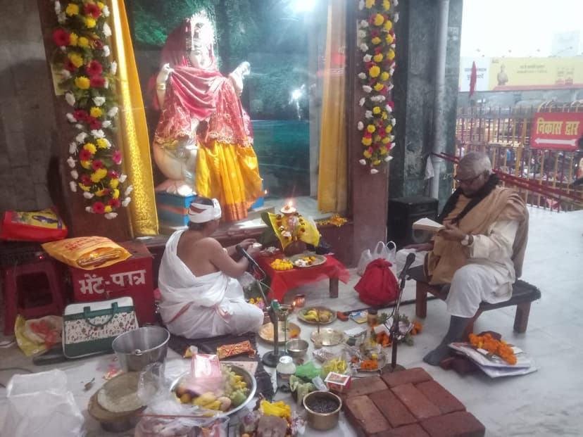 वीणा-पुस्तकधारिणी की स्तुति से गूंजा परिसर, खूब लगे जयकारे