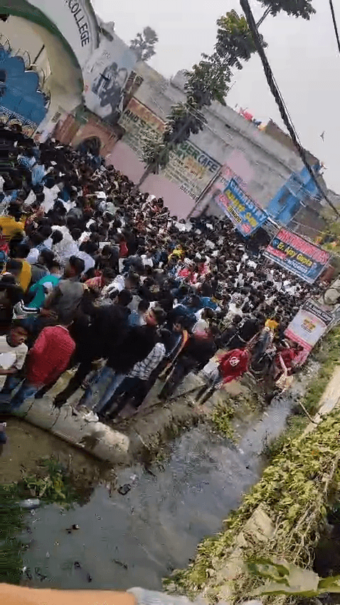 EXAM सेंटर के बाहर भगदड़,कई परीक्षार्थी नाले में गिरे तो कई जमीन पर,बाकी...