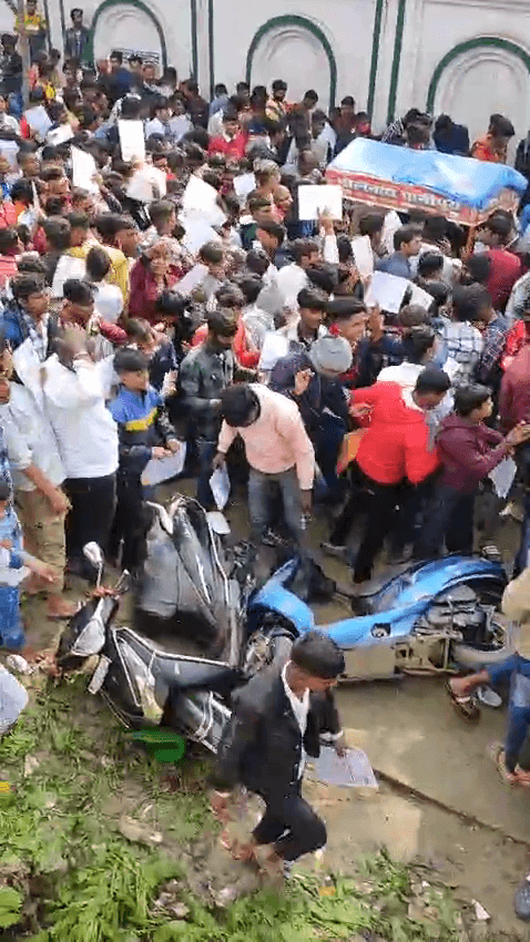 EXAM सेंटर के बाहर भगदड़,कई परीक्षार्थी नाले में गिरे तो कई जमीन पर,बाकी...