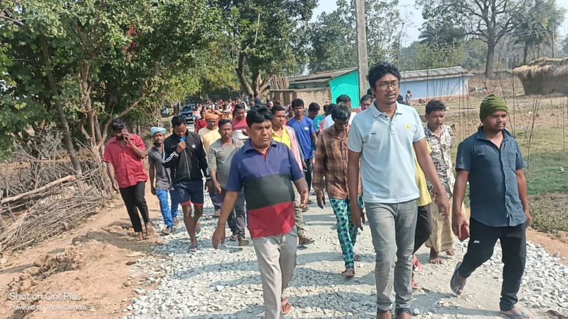 बिना शिलापट्ट के ही ठेकेदार कर रहा सड़क निर्माण कार्य