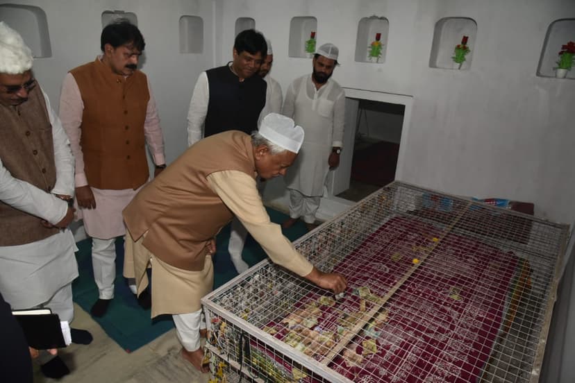 CM नीतीश कुमार ने उर्स मुबारक के मौके पर मनेर के बड़ी दरगाह स्थित मजार पर की चादरपोशी
