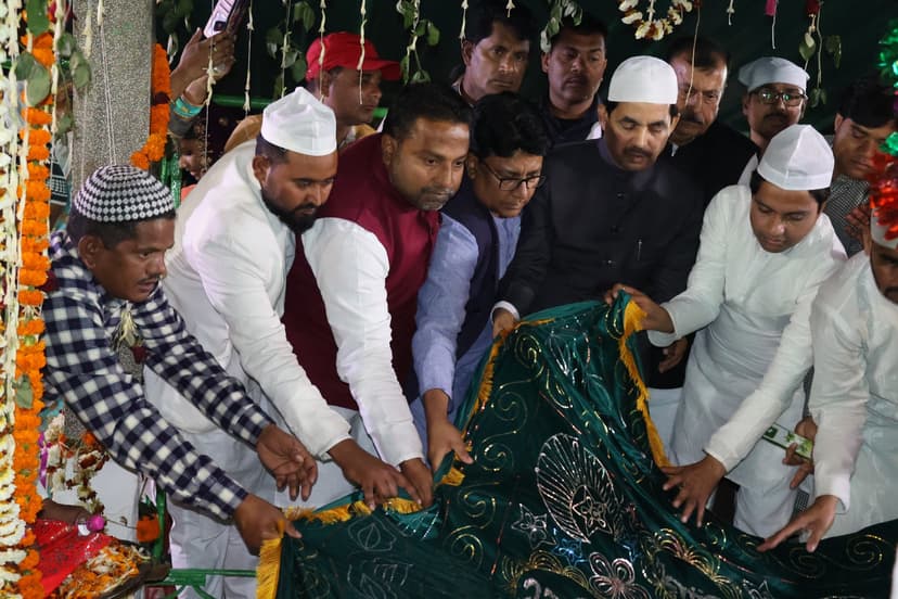 पूर्व केन्द्रीय मंत्री सैयद शाहनवाज हुसैन ने की चादरपोशी, देश-प्रदेश में अमन-चैन की मांगा दुआ