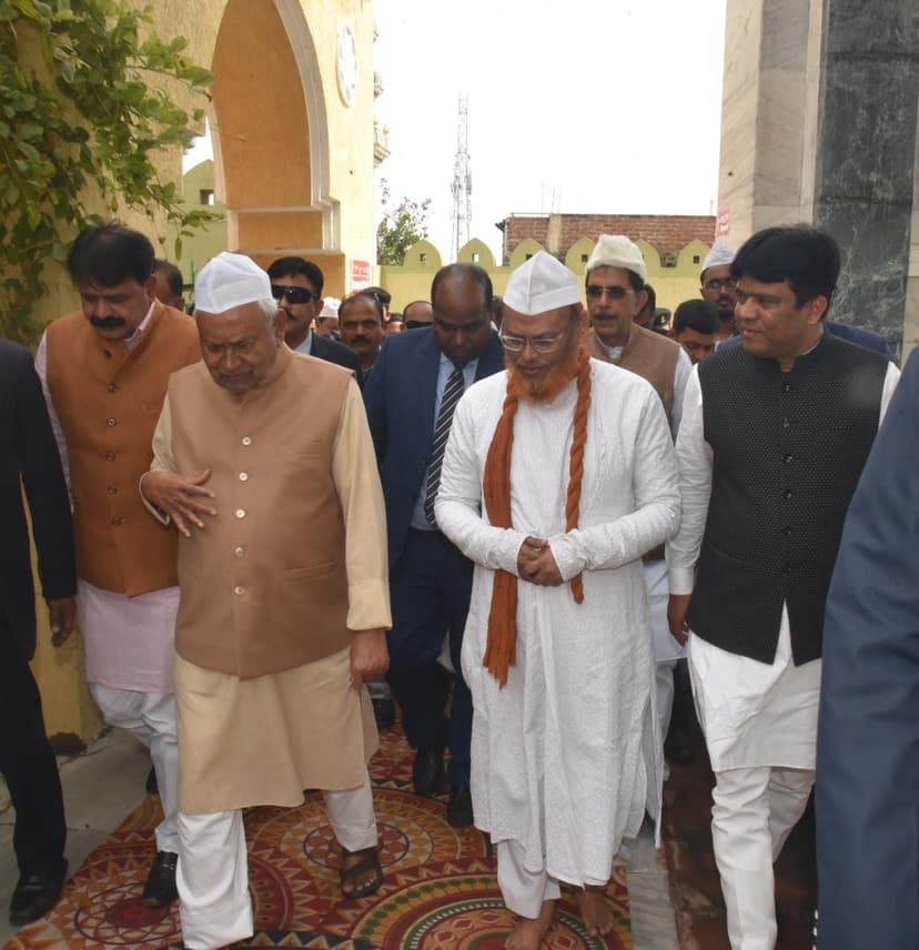 CM नीतीश कुमार ने उर्स मुबारक के मौके पर मनेर के बड़ी दरगाह स्थित मजार पर की चादरपोशी