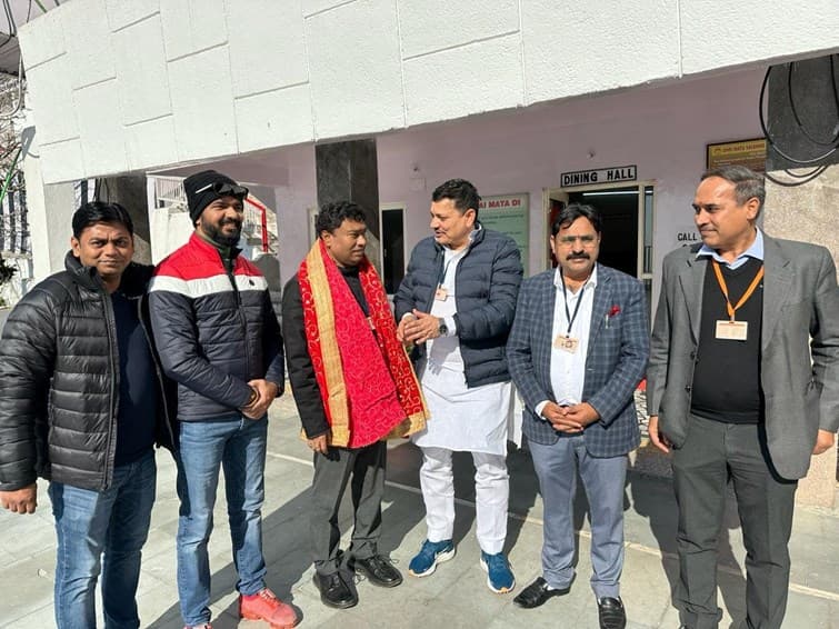 जेडीयू नेता छोटू सिंह ने सीएम नीतीश से की मुलाकात, मां वैष्णो देवी का प्रसाद और प्रतिमा की भेंट, मंत्री विजय चौधरी और सांसद संजय झा रहे मौजूद