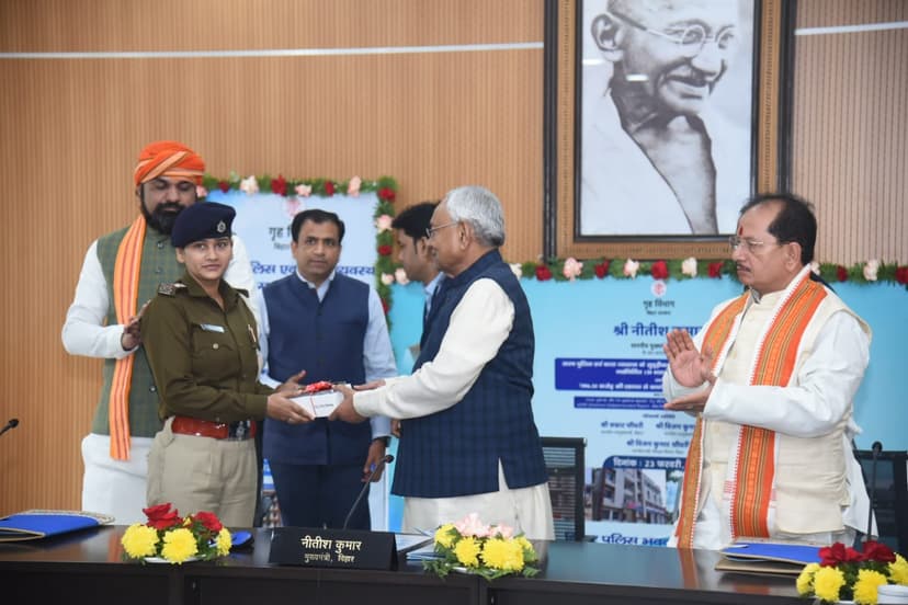 CM नीतीश ने पुलिस और कारा विभाग को दिया तोहफा,पुलिस जवानों को न्यू टेक्नोलॉजी वाली मोबाइल