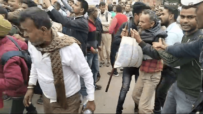 BJP कार्यालय का घेराव कर रहे पुलिस मित्र को पुलिसकर्मियों ने दौड़ा-दौड़ा कर पीटा..