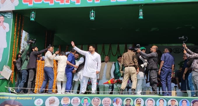 CM नीतीश पर फिर कसा तंज, कहा : BJP वाले बताएं कि चाचा अब पलटी मारेंगे या नहीं?