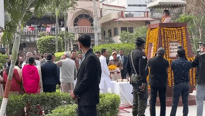 बेटे निशांत के साथ CM नीतीश ने अपनी पत्नी स्व. मंजू सिन्हा को दी श्रद्धांजलि