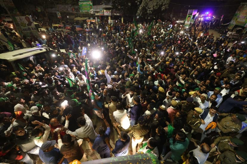 तेजस्वी यादव पर फूलों की बरसात, एक झलक देखने को बेचैन जनता