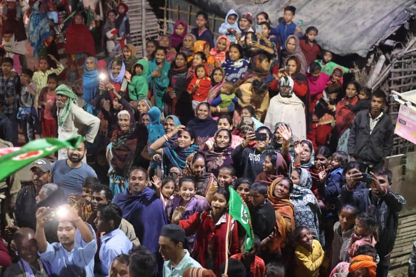 तेजस्वी यादव पर फूलों की बरसात, एक झलक देखने को बेचैन जनता