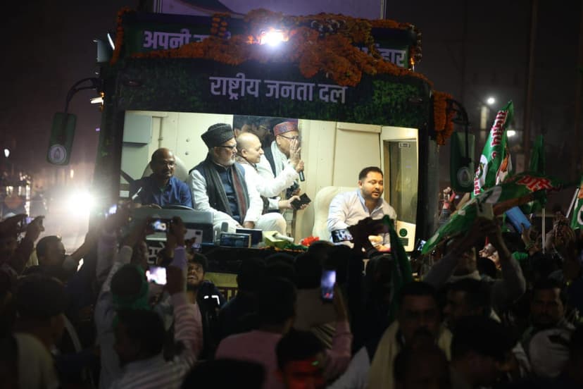 तेजस्वी यादव पर फूलों की बरसात, एक झलक देखने को बेचैन जनता