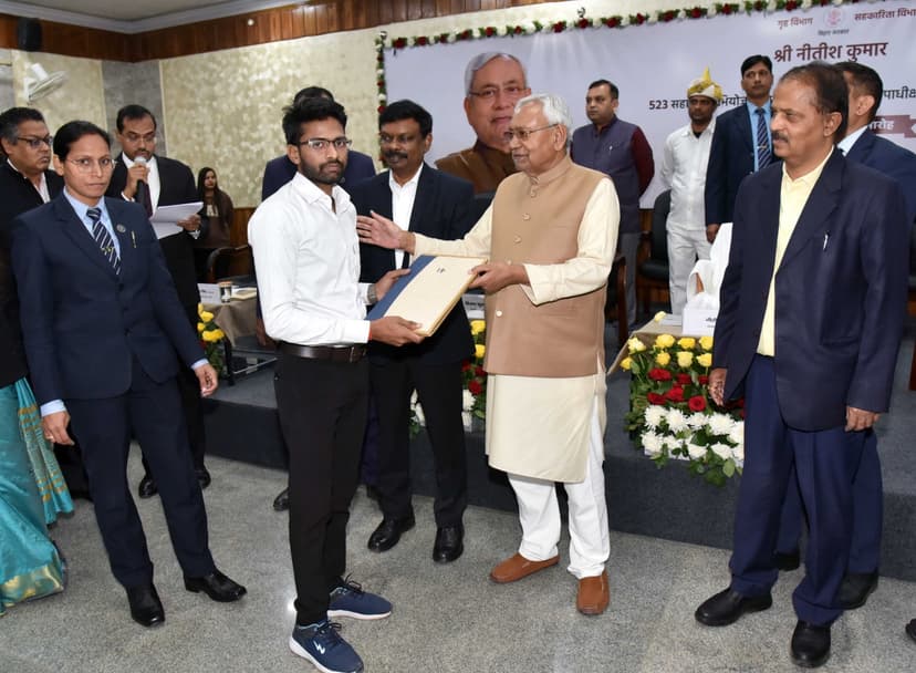 नीतीश सरकार की पहल,पुलिस को मिले एक हजार से ज्यादा वाहन,सैकडो़ं अभ्यर्थियों को नियुक्ति पत्र..
