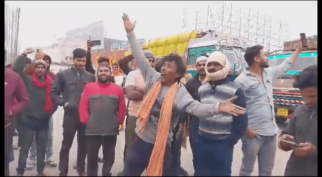 मोदी सरकार द्वारा ACCIDENT करने वाले चालकों की सजा बढाये जाने के खिलाफ सड़क जाम..