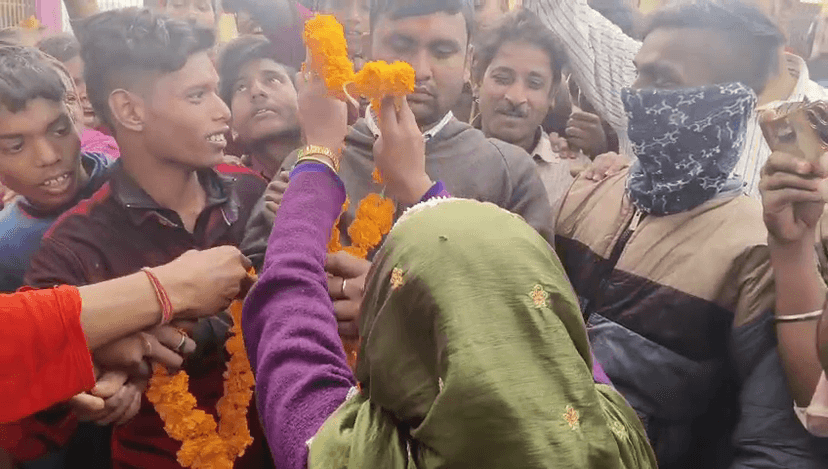 बहन की ननद से कर रहा था दिल्लगी,गांव वालों ने पकड़ जीवनसाथी ही बना दिया..