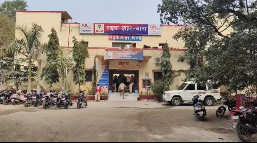 चोरों ने घर में लगाई आग