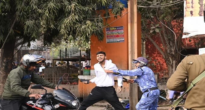 गया में भीम आर्मी का उग्र प्रदर्शन, पुलिस ने जमकर चटकायी लाठियां, जानिए क्या है पूरा मामला