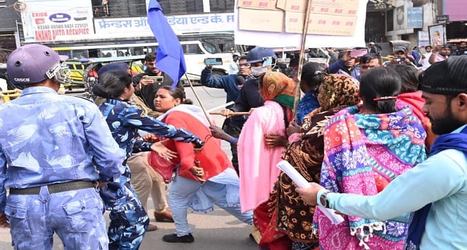गया में भीम आर्मी का उग्र प्रदर्शन, पुलिस ने जमकर चटकायी लाठियां, जानिए क्या है पूरा मामला