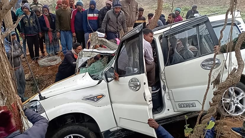 पेड़ से टकराकर गड्ढे में गिरी अनियंत्रित स्कॉर्पियो, 2 की हालत गंभीर